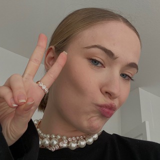 Аватар Telegram-канала чатик со стилистом 🫰🏻